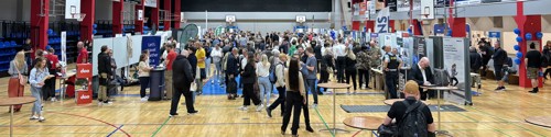 Masser af aktivitet i området med stande