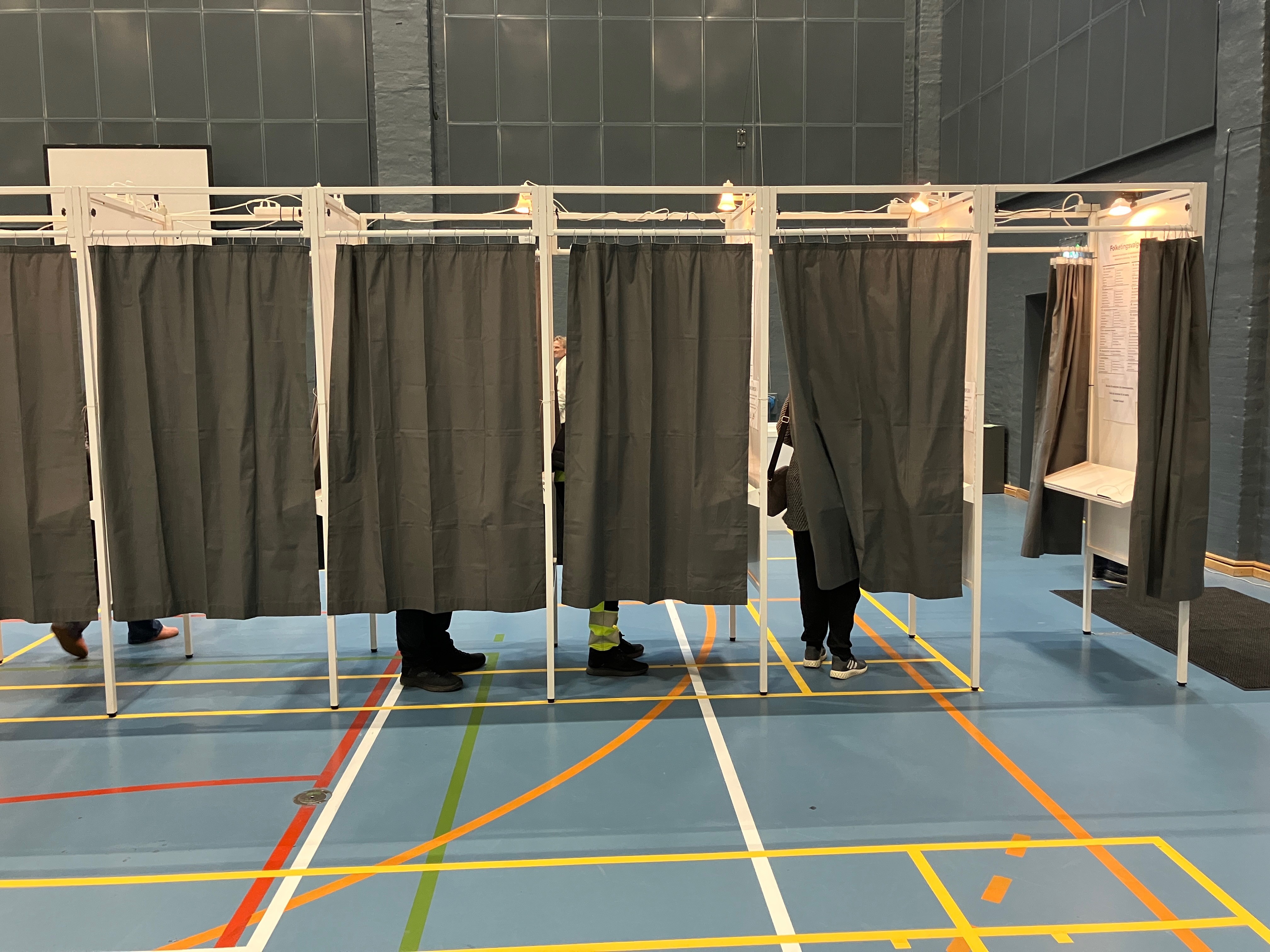 Hollænderhallen - valgsted - stemmebokse med forhæng
