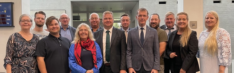 Parterne bag budgetaftalen 2024 2027 for Dragør Kommune. Borgmester Kenneth Gøtterup, K, står midt for