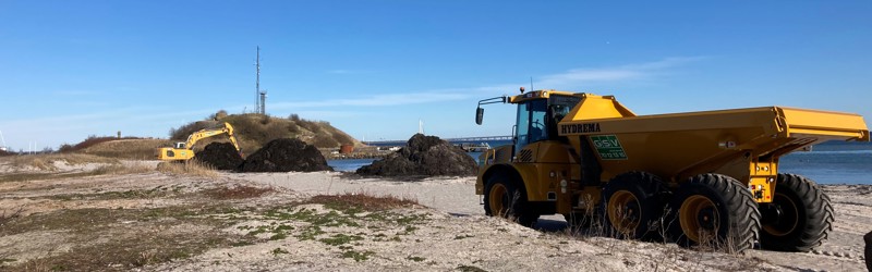 Store maskiner i brug ved oprensning af mormorstranden for tang i marts 2025