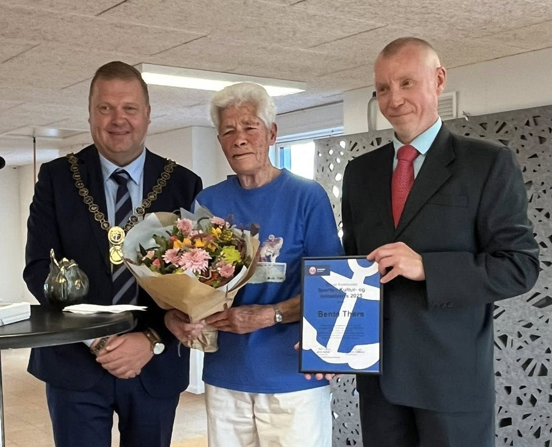 Bente Thers modtog prisen i 2026 af borgmester Kenneth Gøtterup og formand for folkeoplysningsudvalget Jerrik Walløe.