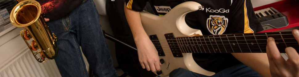 Unge spiller på saxofon og guitar